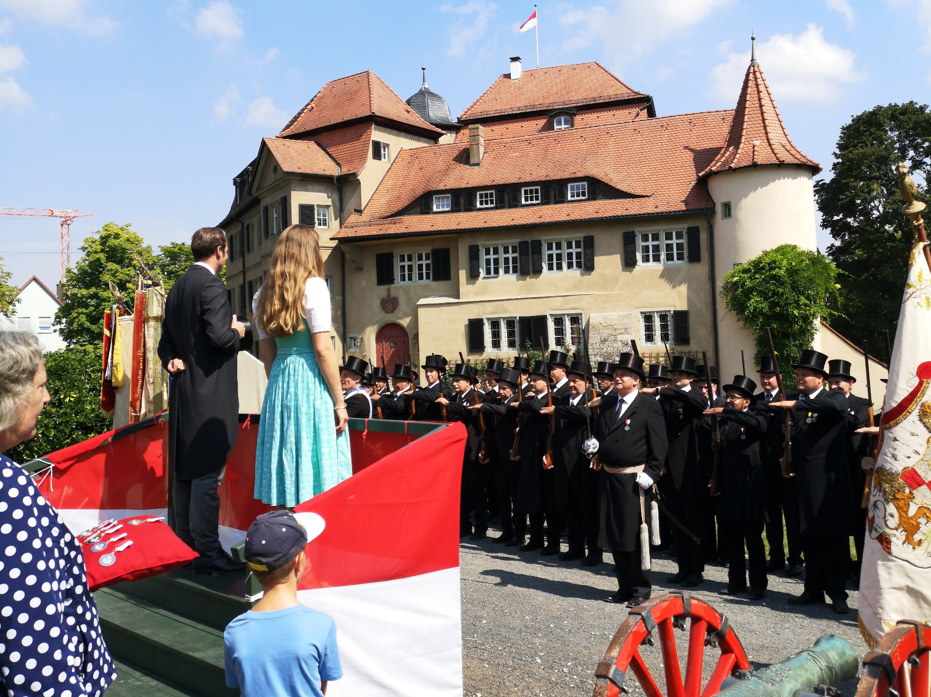 Bürgerauszug am Kirchweihdienstag vor dem Schloss