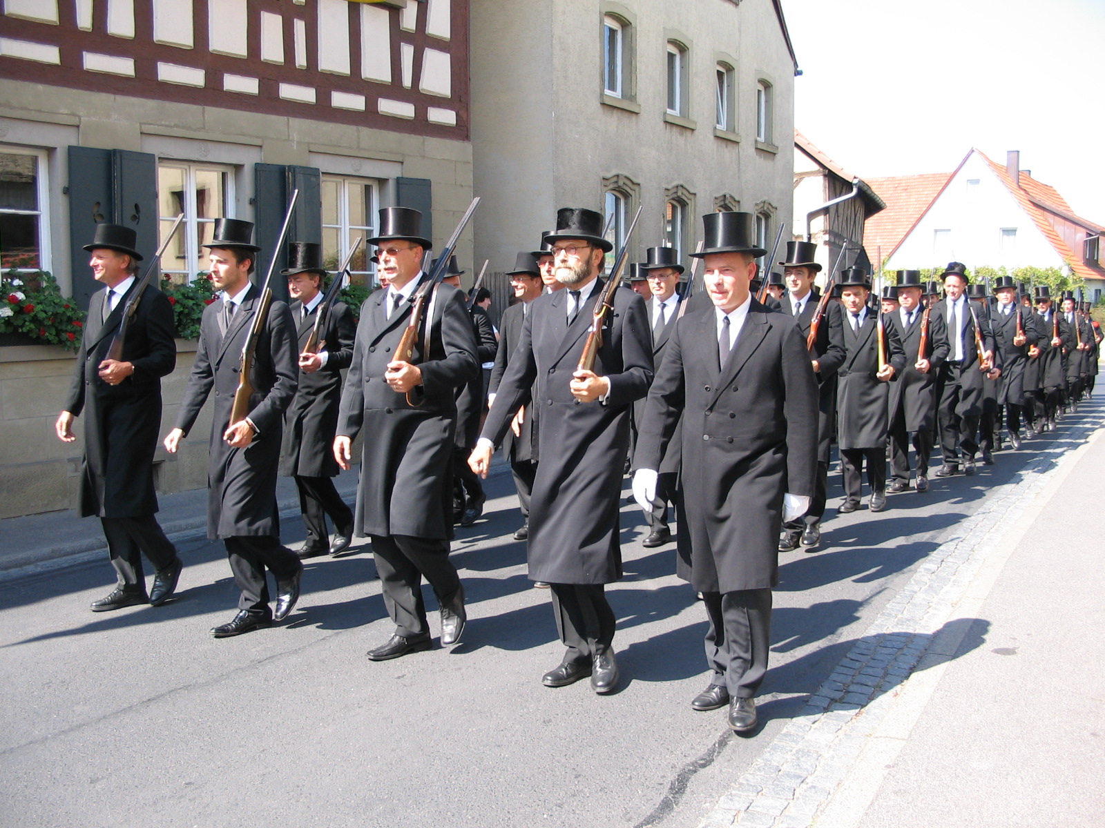 Bürgerwehr marschiert in den Schlosspark